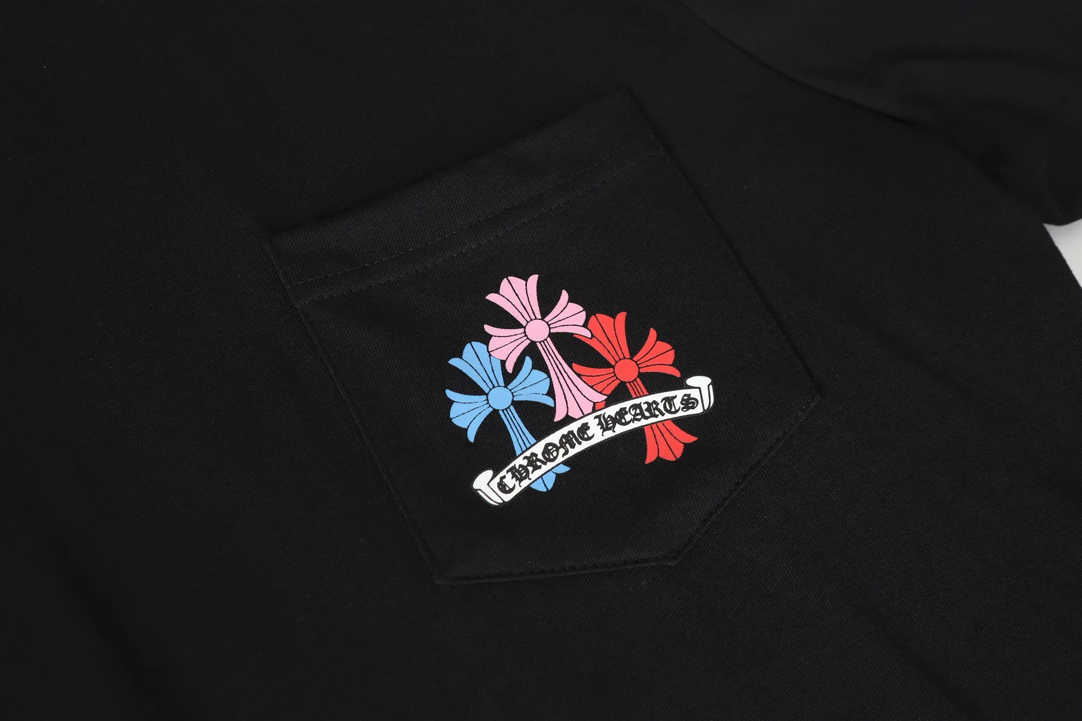🅿️260 Come Hearts/Cro Hearts Colorful Cross Sanskrit Printed Long Sleeves, great for autumn and winter! Chest pockets, high weight threads on collar and cuffs, custom woven and dyed 280g double yarn pure cotton fabric, washed anti-counterfeiting tags and other auxiliary labels are all correct versions, super conspicuous, super good-looking, super atmospheric, same style for men and women! The overall upper body highlights fashion and individuality, and it is a recommended T-shirt for couples to wear together!! Color: black/white Size: XS-L